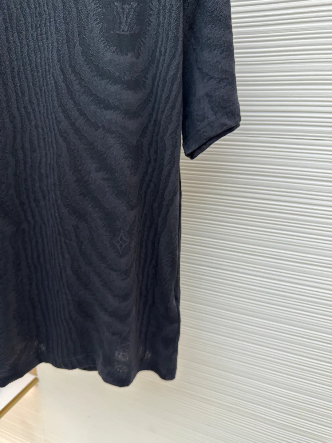LOUIS VUITTON textured jacquard short-sleeved T-shirt ●Authentic product: purchased and developed by 9245 ●Item number: 1680360-A55 ●Fabric: pure cotton fabric ●Technology: jacquard production ●Version: fitted version ●Weight: about 190 grams ●Size: S-M-L-XL ●Description: Made of custom-made jacquard cotton knitted fabric, 100% cotton imported yarn, fully decorated with LV The Moire pattern is integrated into the LV letter Monogram flowers, and the entire frame is decorated with LV letter logo jacquard. The jacquard is integrated with the fabric, and the iconic ribbed neckline is custom-woven, truly achieving 1:1 copy. The overall wiring is straight and delicate, the fabric is comfortable and soft, and the color is consistent without color difference. It can be matched with the same style to create a fashionable look and control various occasions. Customized accessories, complete with three standards, same style for men and women!